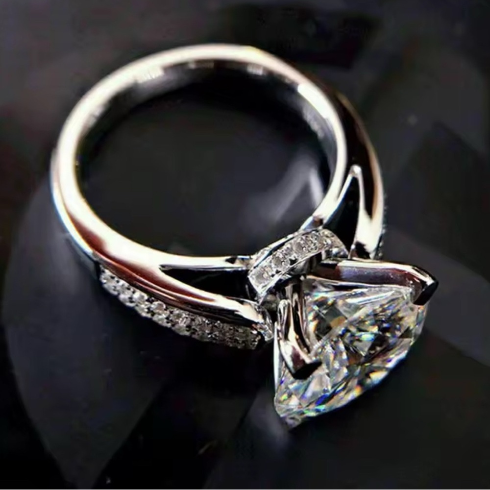 Brand new Elegant Silver Ring with Clear Gemstone